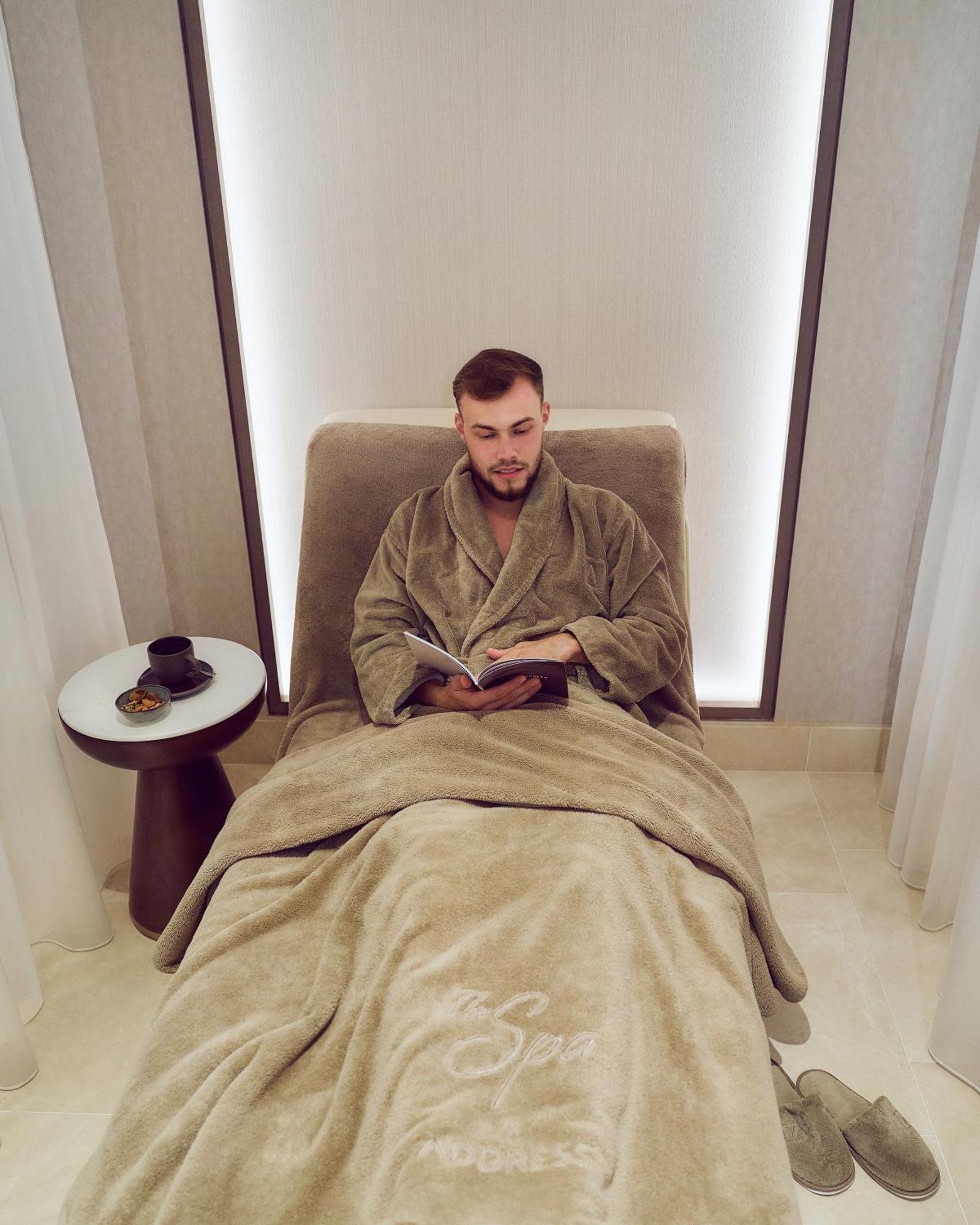 Address Beach Resort Bahrain Manama Exterior photo A man wearing a bathrobe